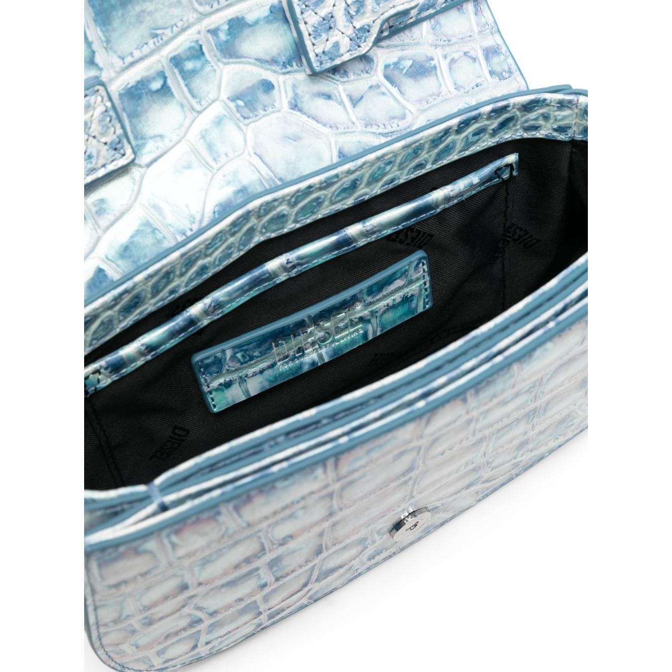 Front view with bag zipped and handles upright.