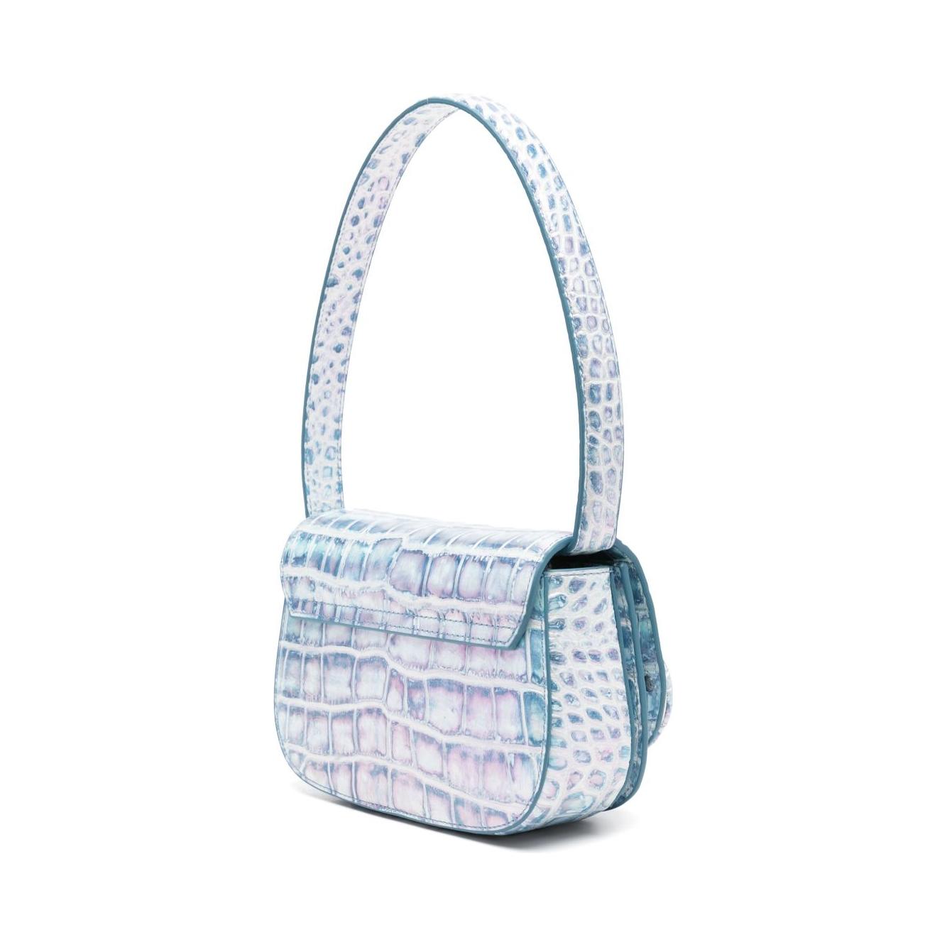 Front view with bag zipped and handles upright.