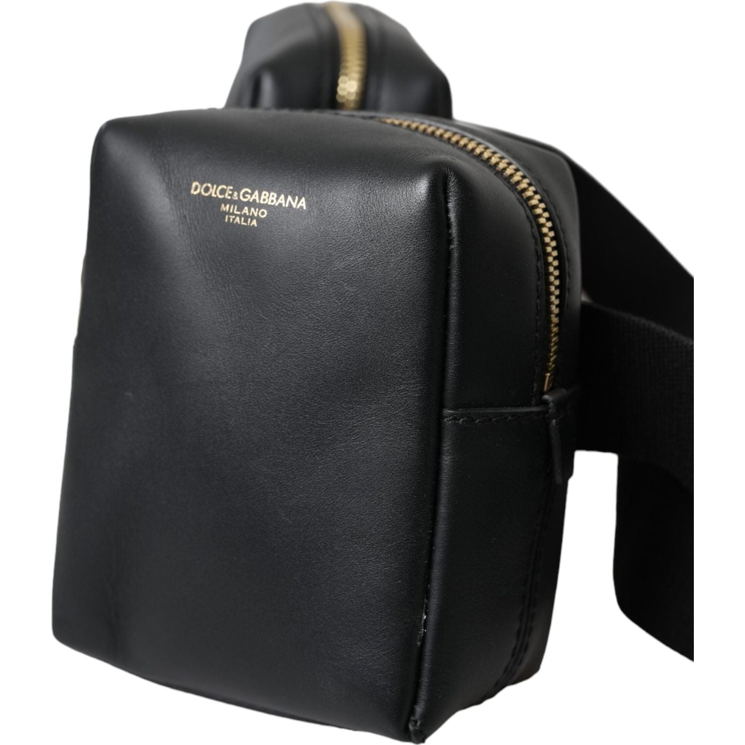 Front view with bag zipped and handles upright.