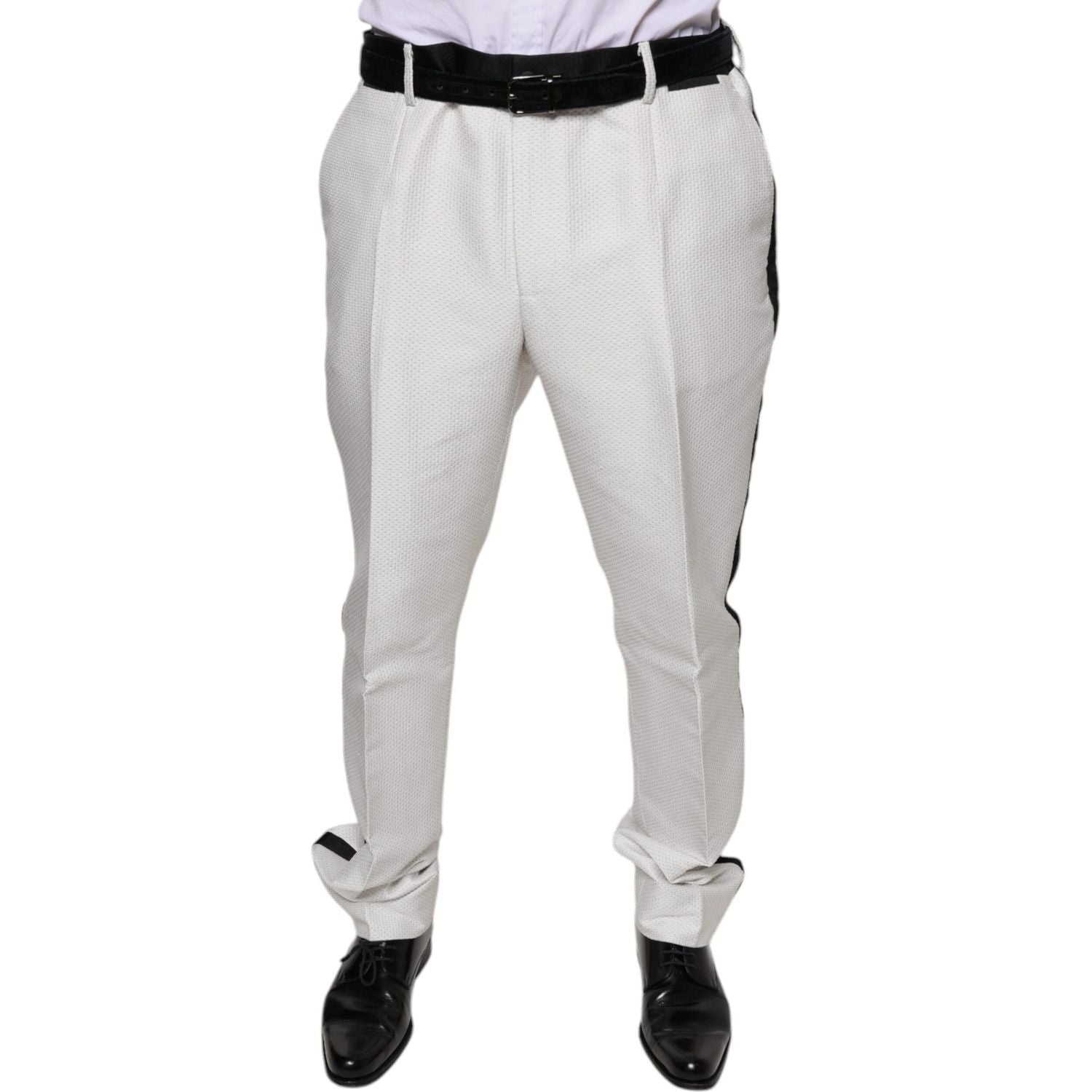 Front view with bag zipped and handles upright.