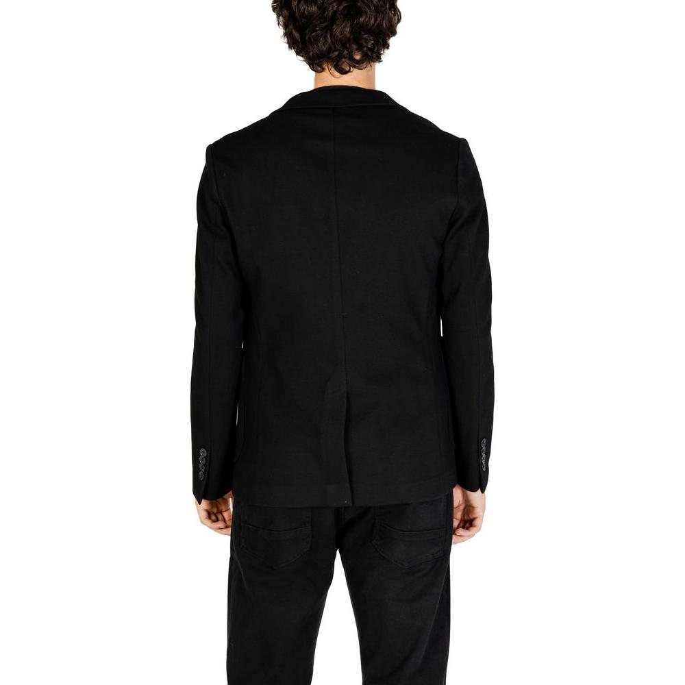 Front view with bag zipped and handles upright.