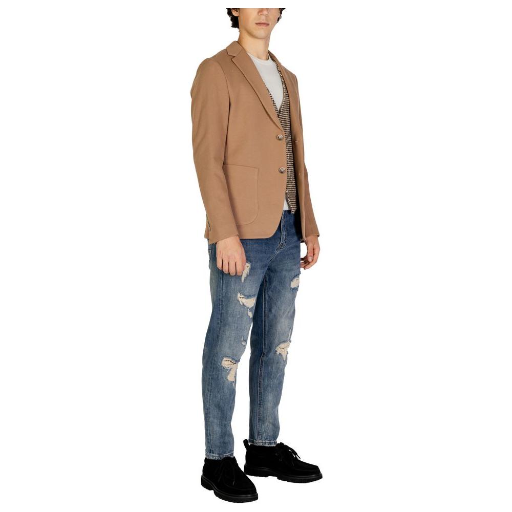 Front view with bag zipped and handles upright.