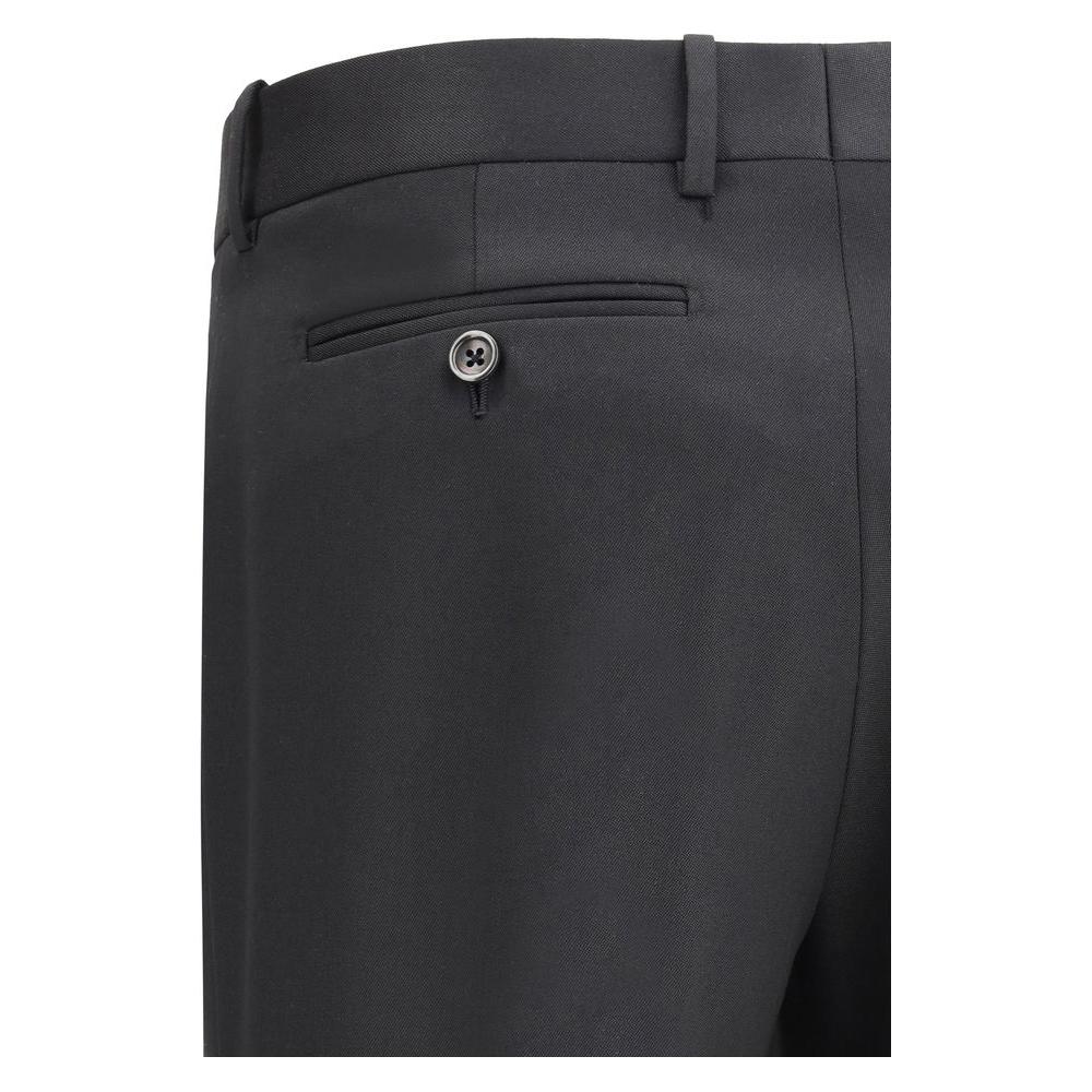 Front view with bag zipped and handles upright.